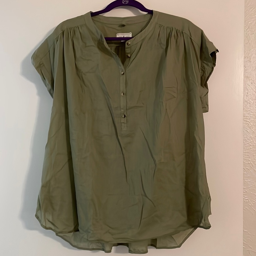 New, never worn, army green Lou & Grey half button shirt.